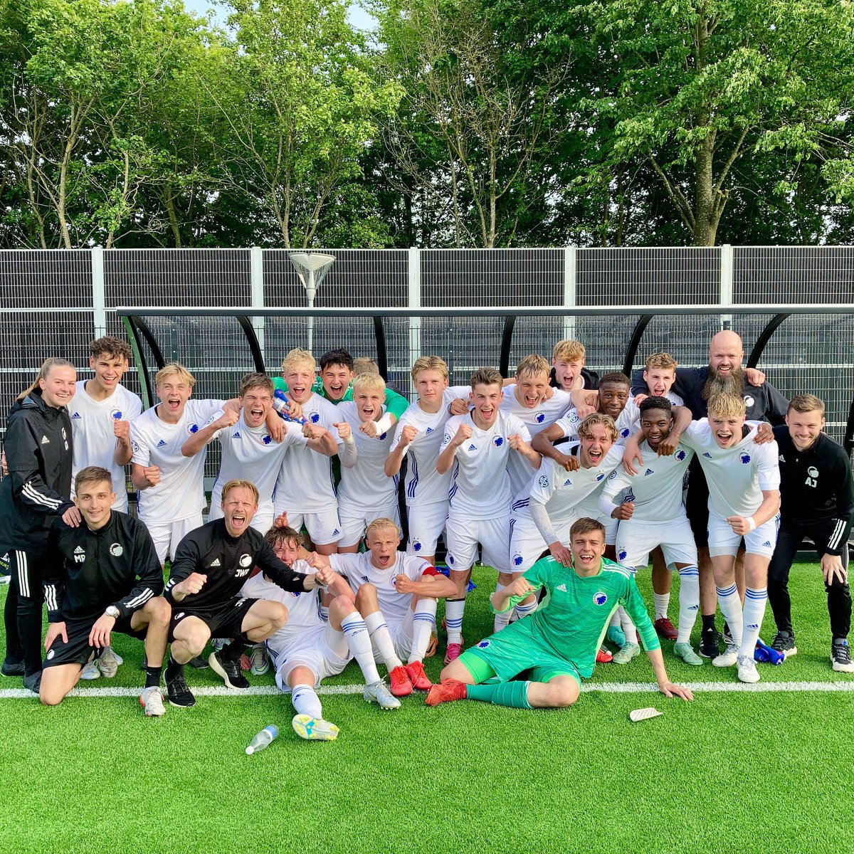 FCKobenhavn's tweet photo. Hattrick 🏆🏆🏆

U17 er Danske Mestre 2021/2022 - ligesom U19 og førsteholdet🤩

Stort tillykke til alle på FCK Talent! 👏🏼👏🏼👏🏼 #fcklive https://t.co/o8YqAY6J04