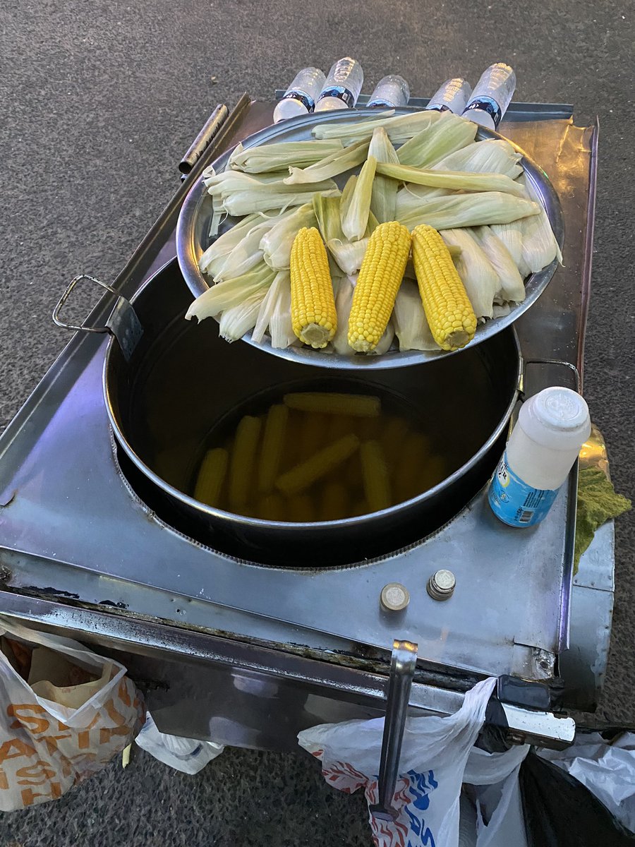 Maslakta metroya inerken mısırcı abi durdurdu, “kardeşim 10dk tezgaha bakar mısın namaza gidip geleyim” dedi. Mısırın, suyun fiyatını falan söyledi gitti. Şu an tezgahın başında mısır satıyorum.