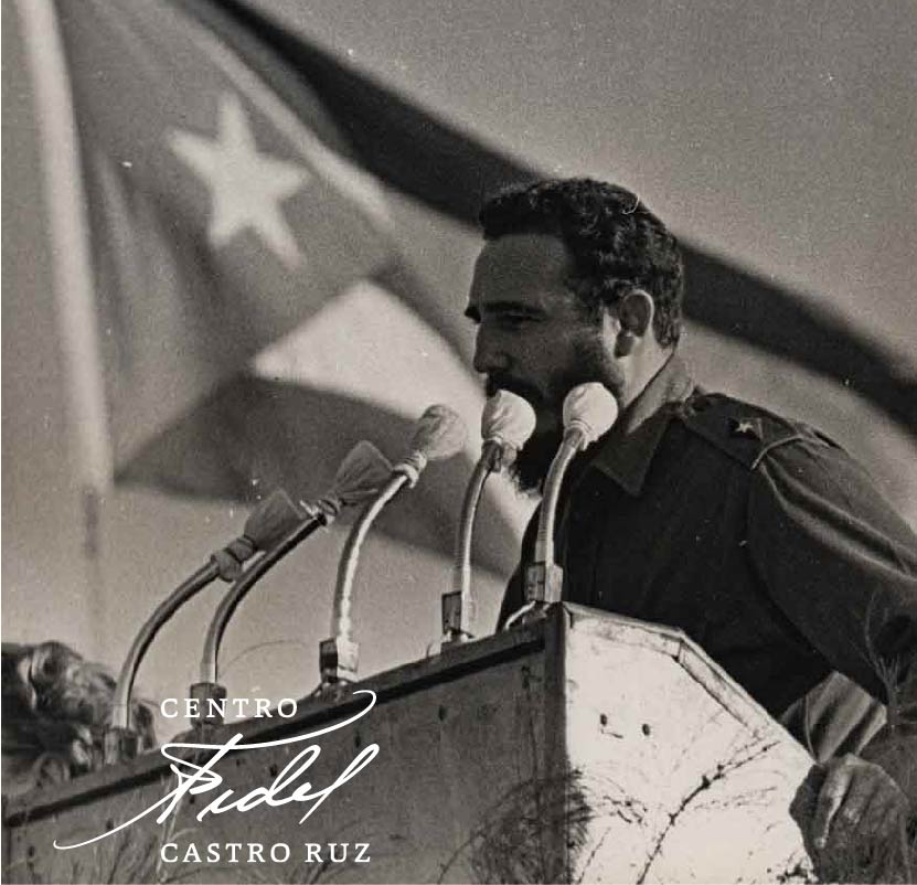centrofidel's tweet photo. #Fidel:"A lo que no podremos como revolucionarios renunciar jamás es a la idea de una colectividad integrada por hombres y mujeres de superiores sentimientos humanos". #FidelVive #CubaVive #PonleCorazón https://t.co/ybgQjvatfW