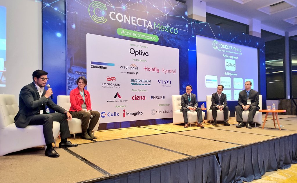 ConSumoTic's tweet photo. En #ConectaLatam 👉 Nicole Rodríguez @ATTBusiness; José Luis Rodríguez @totalplaymx; Isaías Alegría, @vivarotelecom y Ricardo Raineri, @VIAVILATAM coinciden:
🔵5G exige ampliar la penetración de #FibraÓptica
🔵El creciente #AnchoDeBanda requiere más y mejores inversiones. https://t.co/hyGFkmrJrt
