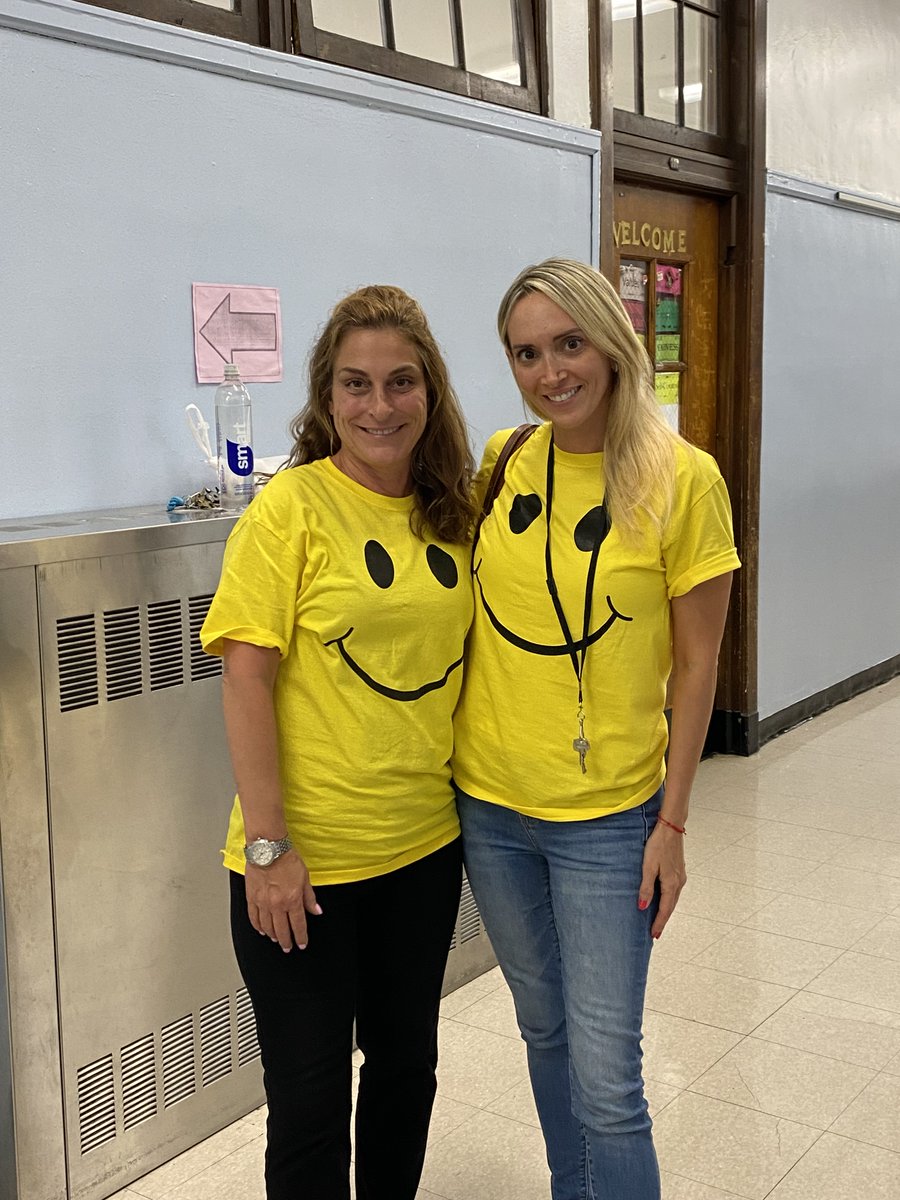 203D22's tweet photo. Here at #PS203 we take our students social emotional well being seriously. Each student is greeted by name and with a smile at arrival each morning. #PS203cares @District22BKNY @BKSouthClimate https://t.co/i82dmCSFAA