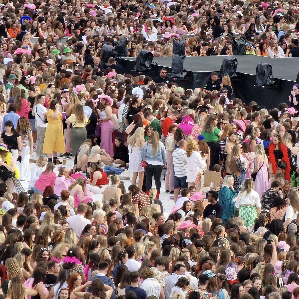 hsloutfits's tweet photo. this is literally harry styles’ fashion show https://t.co/IucoMXZFrv