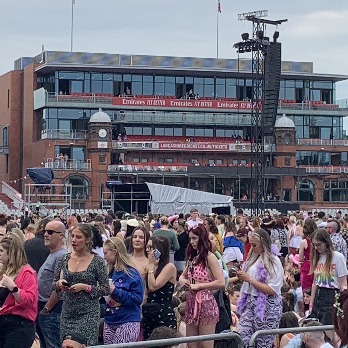 hsloutfits's tweet photo. this is literally harry styles’ fashion show https://t.co/IucoMXZFrv