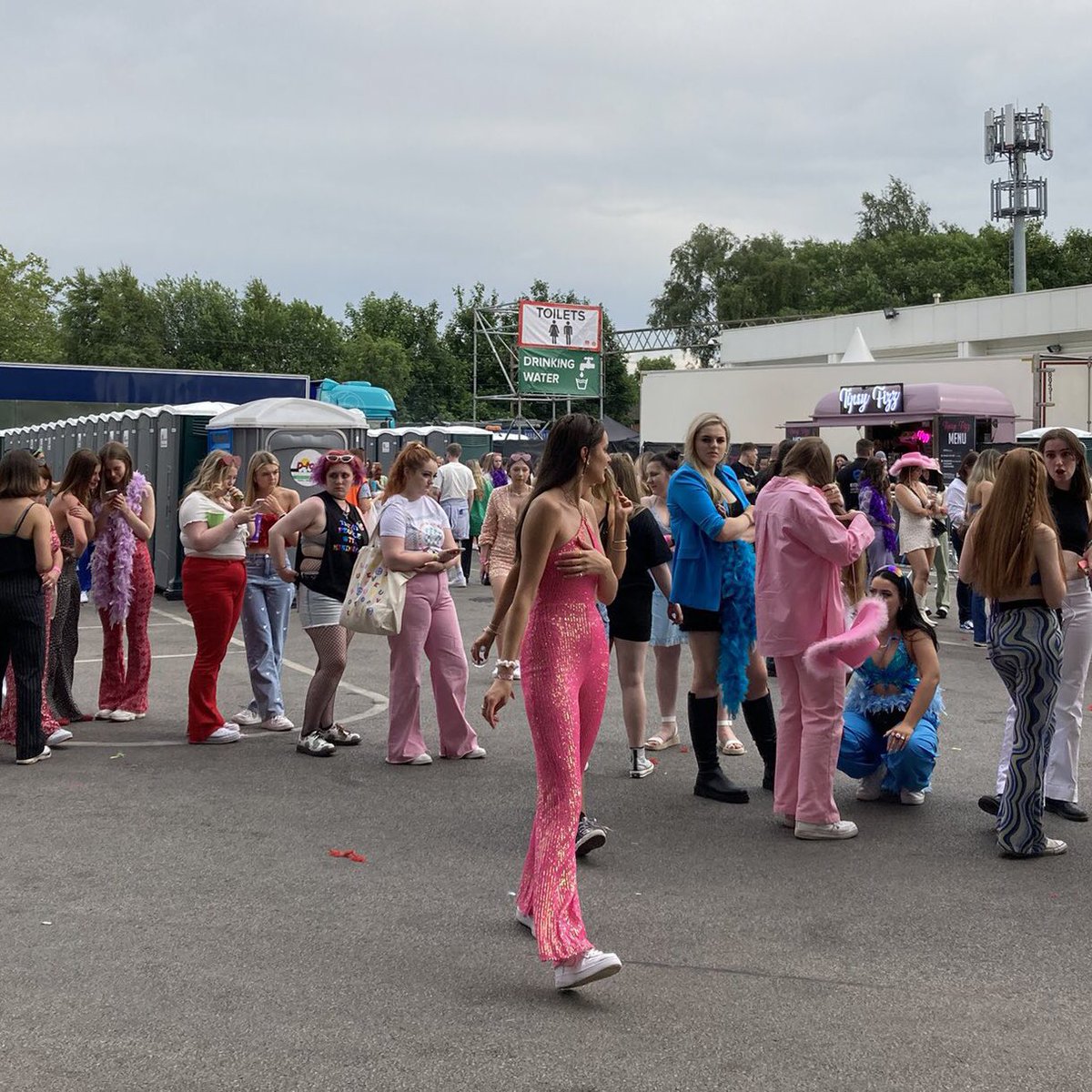 hsloutfits's tweet photo. this is literally harry styles’ fashion show https://t.co/IucoMXZFrv