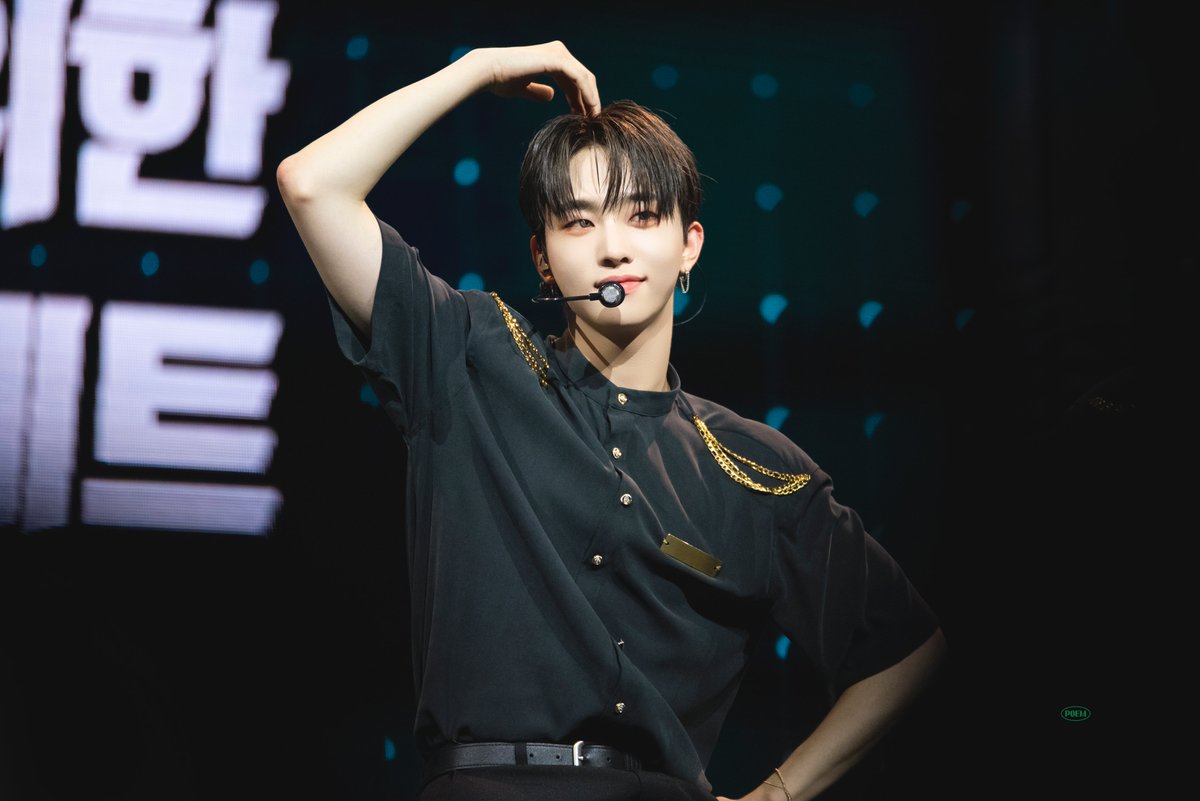725poem's tweet photo. 220615 빌런 제로 컴백 쇼케이스

혀비 하뚜를 모아모아 (3/5) 💚

#이협 #LEEHYEOP #드리핀 #DRIPPIN https://t.co/t6msZaCfN9