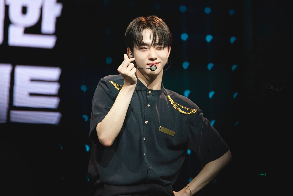 725poem's tweet photo. 220615 빌런 제로 컴백 쇼케이스

혀비 하뚜를 모아모아 (3/5) 💚

#이협 #LEEHYEOP #드리핀 #DRIPPIN https://t.co/t6msZaCfN9