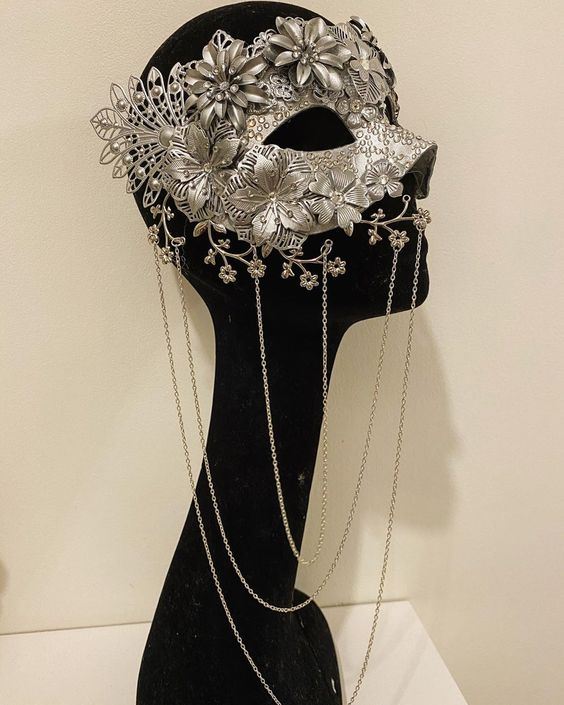 NoalvaI's tweet photo. I found this in a room in my castle. The room is almost either completely glass or mirrors, and it has all kinds of treasures, dresses, suits, crowns, and other various items in it. Here's one. https://t.co/wqXZS3EMch