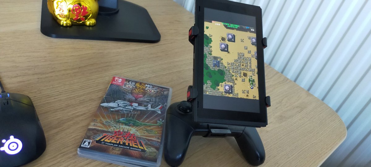 usagipanzer's tweet photo. Actually amazed how good this mount clamp for the #NintendoSwitch is 😲 as a #shmup fan this is a great investment to play your games with the pro controller and your screen in tate mode 🙌🏻 https://t.co/RxNm1F51hc