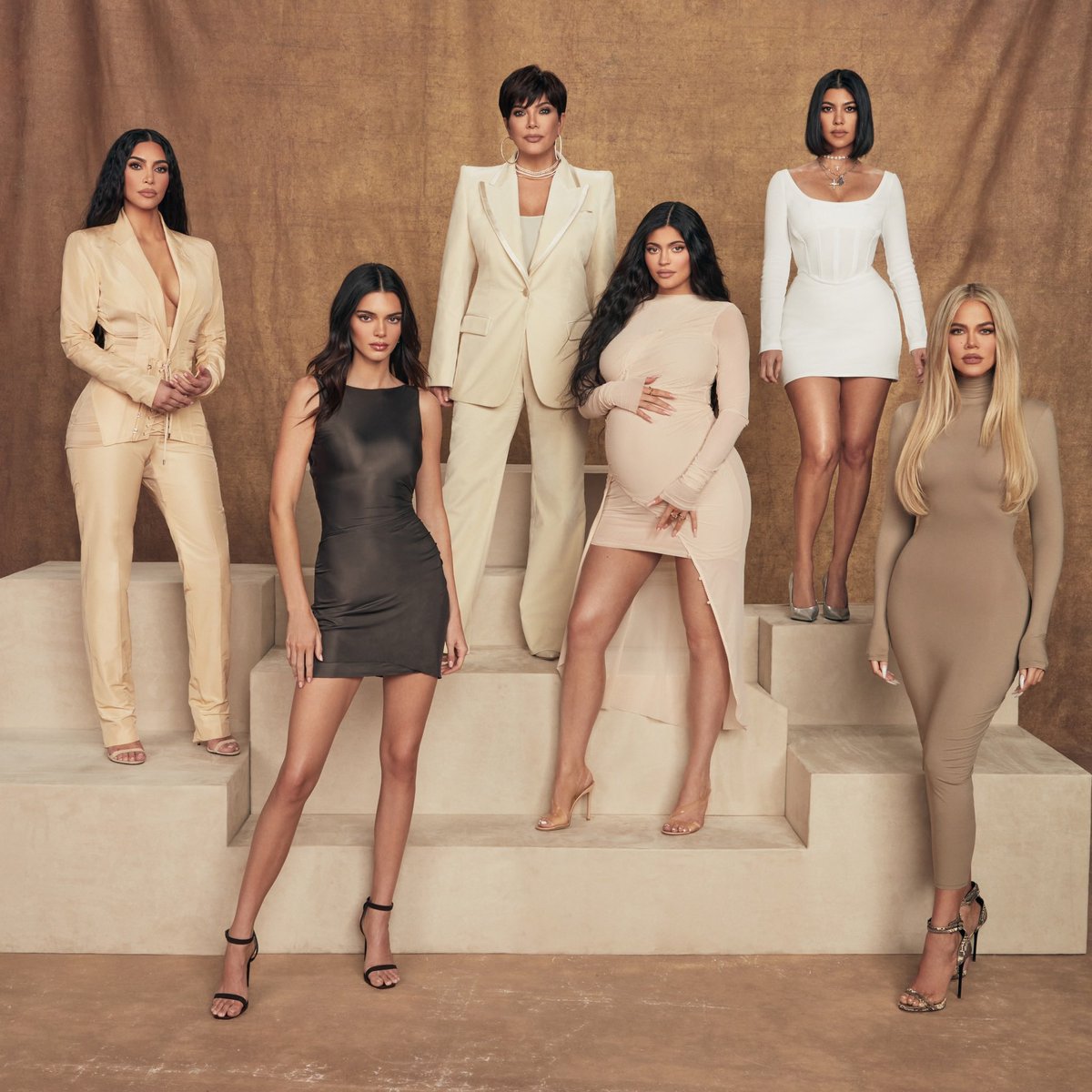 KimKardashian's tweet photo. Thank you guys for an amazing season! Tonight is the season finale of #TheKardashians Tune in to @kardashianshulu tonight at 9p PT / 12a ET on @hulu. https://t.co/SPZLdnkOuC