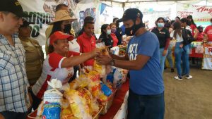ManuelGBernalM's tweet photo. Gracias a nuestro Pdte. @NicolasMaduro y al Ministro de Alimentación MG @LealTelleria fueron beneficiadas con combos proteicos a través de las Ferias del Campo Soberano más 300 familias de la Base de Misiones Socialista "Villa abejal", Caroní Estado Bolívar. https://t.co/4taG2n8e2R