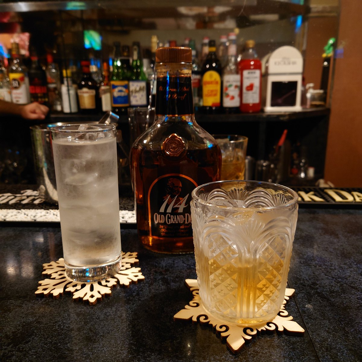 LOUNGE26151992's tweet photo. 今日は友達の
お店 ONE COIN BAR90'で
ちょっと夜更かし🌃✨
#ONE
#COIN
#BAR90'
#鹿児島
#天文館
#高橋ビル
#5階にあります‼️
#花しずくの2階上です‼️😃
#御時世でアレだけども
#お互い気張って行きましょい💪✨
#あ‼️
#日付変わって
#和菓子の日🍡
#到来🤩🤩🤩 https://t.co/WDmMgK3mKm