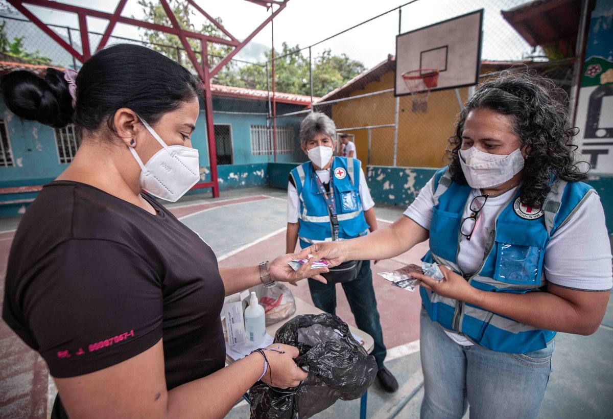 CruzRojaVe's tweet photo. Liliana y Fátima son un ejemplo del trabajo en equipo y humanidad. 

💪Juntas, tienen más de 1 año apoyando a comunidades en #Merida a diversificar y fortalecer sus medios de vida con actividades de huertos, nutrición y agua, saneamiento y promoción de la higiene. https://t.co/k2osxtBlYQ