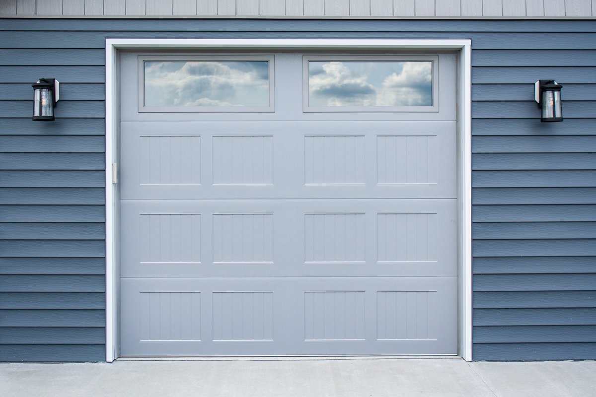 Add the perfect accent to your home with our sophisticated Short Panel Carriage garage doors in the ideal shade of Gray! #GarageDoors #Gray #CurbAppeal

Explore all our Short Panel Carriage Options: bit.ly/39qowbt