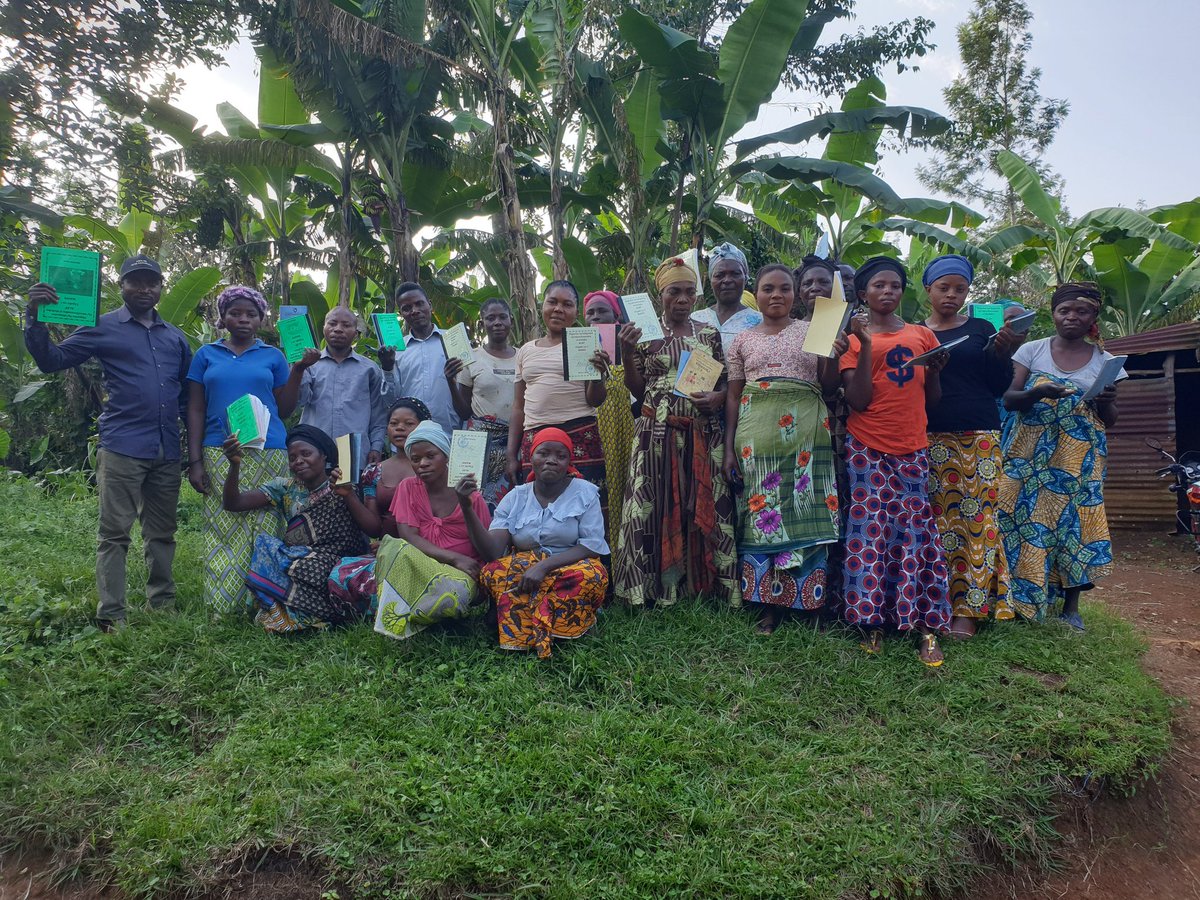 PascalMarhegan9's tweet photo. Synergie des clubs et associations des amis de #RenéKAHUKULA, #SCAR #KABARE. 
Toujours en avant avec nos membres! 
Ce 15/06/22, à KABARE, Sud Kivu. https://t.co/GuoNkmeK5l
