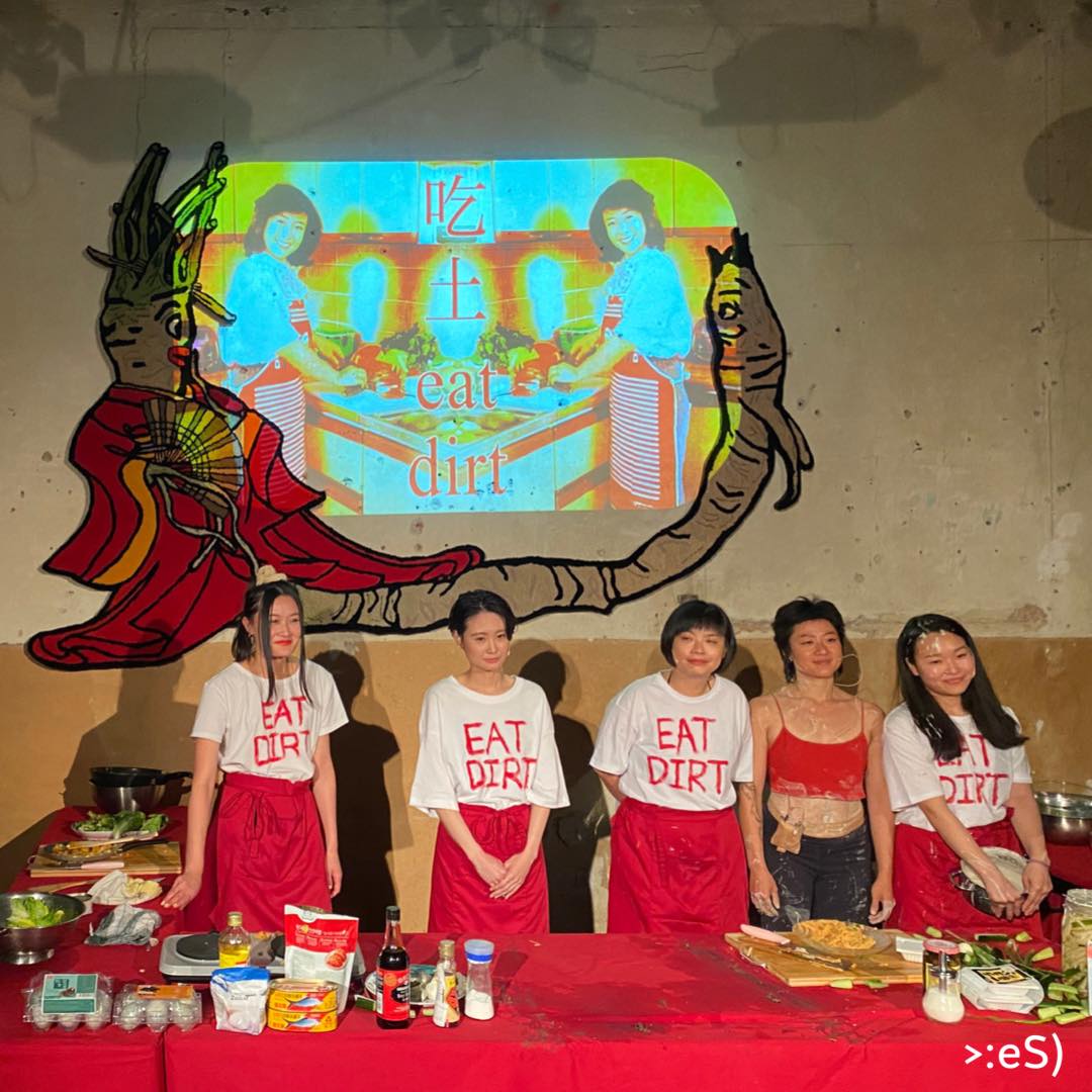 eSeLSCHWARM's tweet photo. #WienerFestwochen Diary: @Zhameli4 WaSCHbärhund first encounter. Chapter VIII: 9.6.2022 @WienFestwochen. Mai Ling at Pickle Bar @slavsandtatars
#MaiLing artist collective traps us in our trope of East Asian people.
#eselschwarm #eSeLSCHWARMDiary #picklebar https://t.co/KDgsQRCEZB