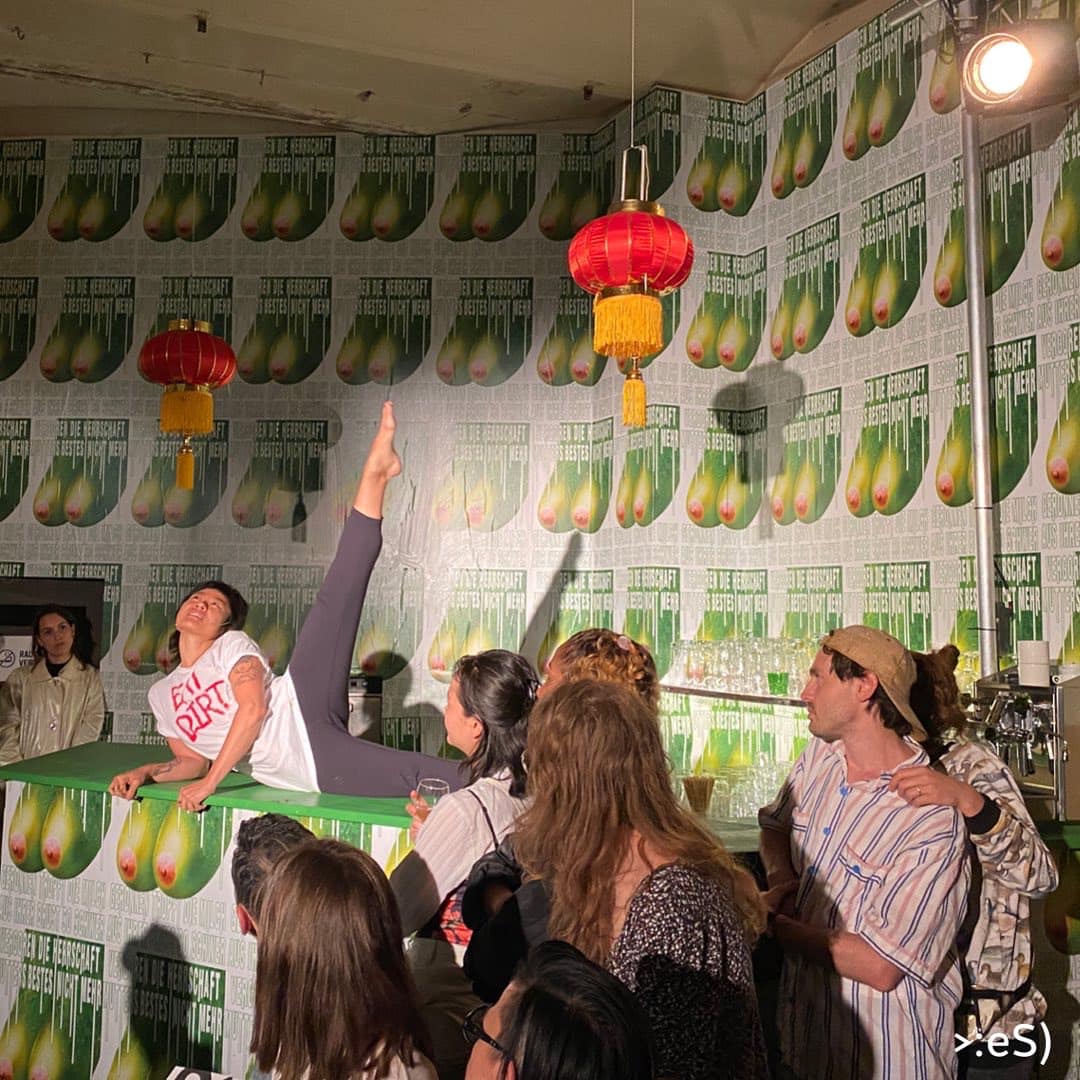 eSeLSCHWARM's tweet photo. #WienerFestwochen Diary: @Zhameli4 WaSCHbärhund first encounter. Chapter VIII: 9.6.2022 @WienFestwochen. Mai Ling at Pickle Bar @slavsandtatars
#MaiLing artist collective traps us in our trope of East Asian people.
#eselschwarm #eSeLSCHWARMDiary #picklebar https://t.co/KDgsQRCEZB