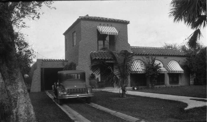 BocaHistory's tweet photo. Happy #Wednesday!!!! Calling all my history detectives!
Can anyone guess where this house is located today?
It was built in 1930s by the Gates Family and is still very much intact today!
#TheSchmidtMuseum #BocaHistory50th #MakingHistoryBoca #wednesdaywisdom #bocaraton https://t.co/BY9PPlfwDK