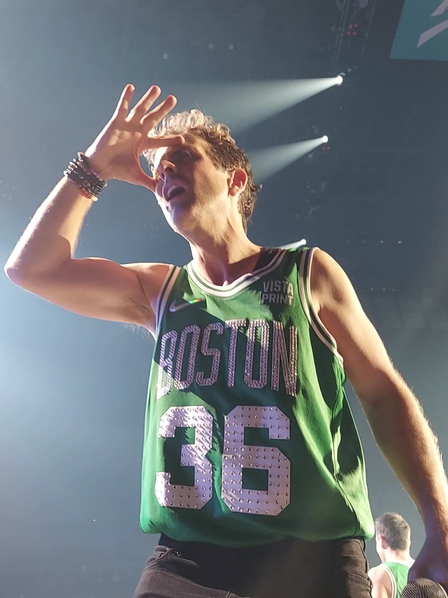 Look no further <a href="/joeymcintyre/">Joey McIntyre</a> I'm right here!!👀😘