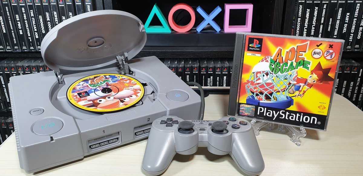 PS1Archive's tweet image. #PS1Archive Those pesky apes are trying to alter history! 🐵 So it&apos;s up to you to capture them all before they take over the world! Hope you have a Dual Shock controller, as this platformer was the first game to require one! 😮 #PS1 #PSX #PlayStation #RetroGaming #GamersUnite