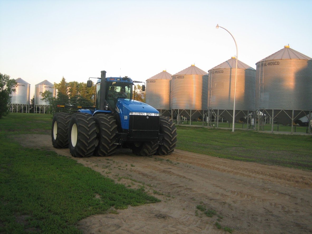 It was 1988. Coming off a half decade of inflation, to the worst drought in decades.

We built those bins in summer 1988. And we kept building. And we kept farming. We emerged stronger than ever.

It's 2022. History is rhyming. Keep building, keep farming! 💪🚜👨‍🌾👪
