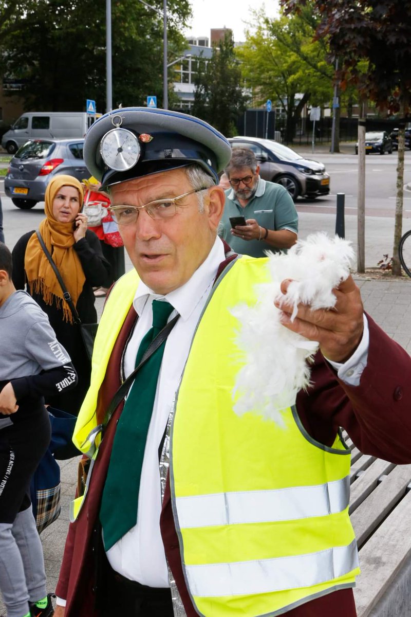 energieboxen010's tweet photo. De #Meterman is 'n KEI want hij is ieder weekend weer bij (met z'n veertjes om tocht op te zoeken 😂). Bij 't uitdelen van de @energieboxen010 op de pleinen (een straattheatervoorstelling van #RuutVanHooft-act). Waar is de Meterman de komende weken? 📲: https://t.co/nO9NJHmox8. https://t.co/27Ka1qjcpO