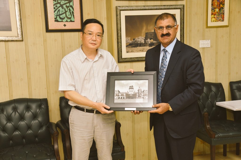Vice-Chancellor Prof. Dr. Saleem Mazhar presented a souvenir to China's Consul General His Excellency Mr. Zhao Shiren. Both have vowed to strengthen teachers/students exchange program and promote bilateral relations.
1/3