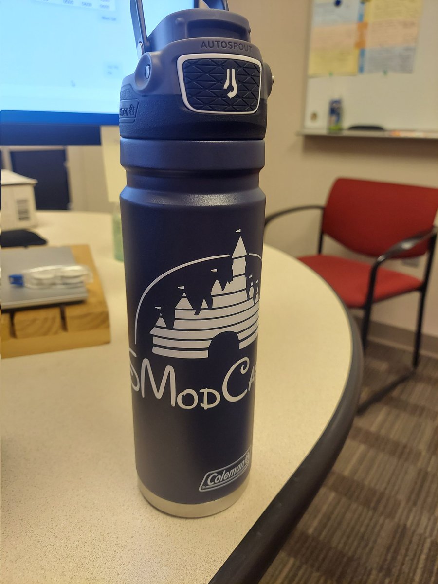 madrox1737's tweet photo. When @Jen_Kaminski makes a wonderful sticker out of your super bootleg SModCastle Logo you kinda have to stick it on your favorite water bottle. Now it matches the fridge in @ThatKevinSmith's green room! Thanks Jen! ❤️ #SmodSquad https://t.co/v4es0symAg