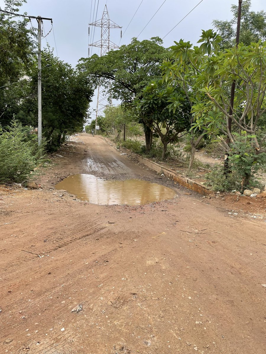 sand_cx's tweet photo. @CommissionrGHMC @GHMCOnline request to pls help in building access road in huda layout lane - Nallagandla ( opp SBI bank ) . Currently it’s an unpaved road resulting in water logging and commute issues. https://t.co/LdCofvPPQn