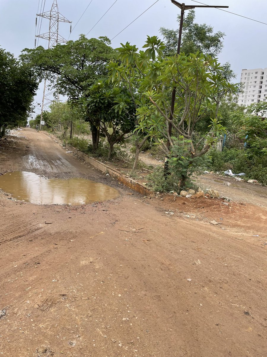 sand_cx's tweet photo. @CommissionrGHMC @GHMCOnline request to pls help in building access road in huda layout lane - Nallagandla ( opp SBI bank ) . Currently it’s an unpaved road resulting in water logging and commute issues. https://t.co/LdCofvPPQn