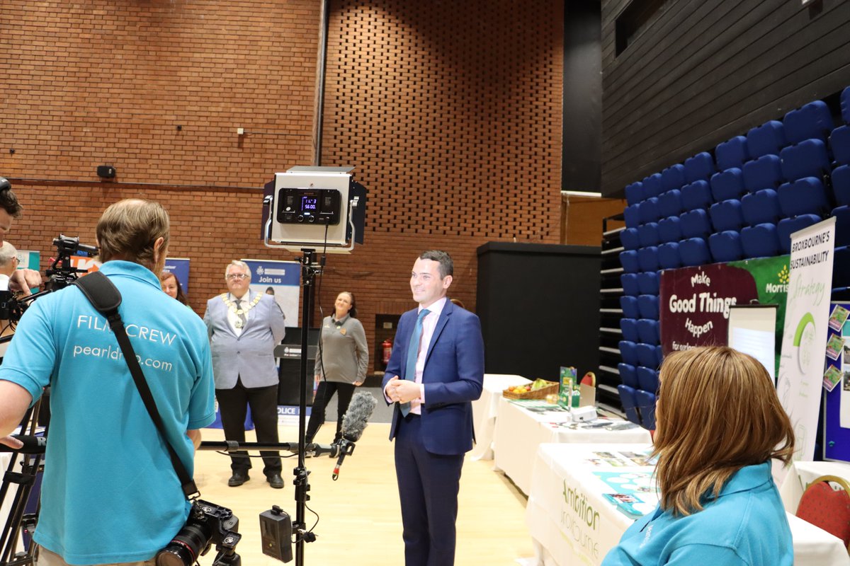 _lewiscocking's tweet photo. It was great to visit the #GenerationBroxbourne careers event @thespotlightuk to see the amazing opportunities in #Broxbourne. 8,000 jobs over the next five years. Broxbourne is open for #business! @Hopinto_herts @HertsLEP @BroxbourneBC @AmbitionBrox @HertsChamber @HertsPolice https://t.co/SHUJAX750J