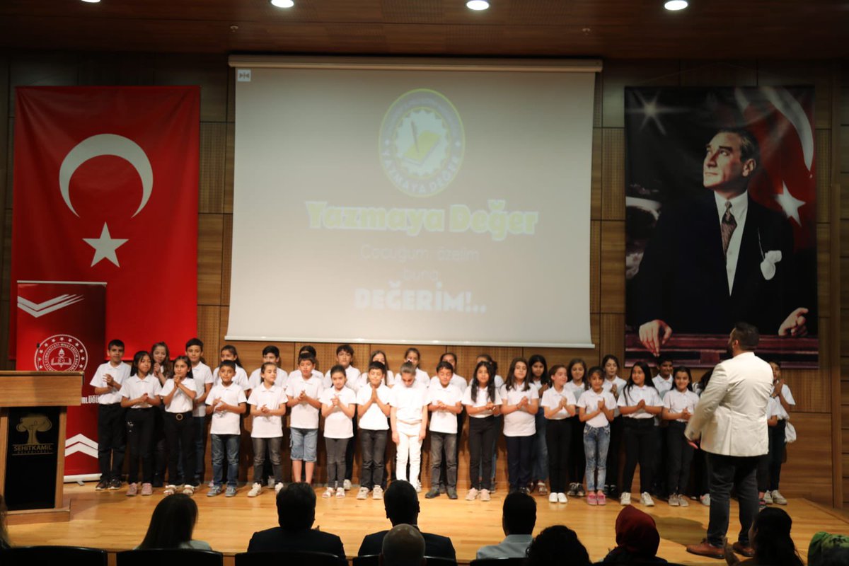 Gaziantep İl MEM AR-GE (@gazianteparge) on Twitter photo Müdürlüğümüzce yürütülen”Yazmaya Değer”projemizin yıl sonu ödül töreni,İl Müdürümüz Sn.<a href="/yasintepe/">Yasin TEPE</a> ve İl Müdür Yardımcımız Sn.<a href="/M_A_Tiryakioglu/">Mehmet Ali TİRYAKİOĞLU🇹🇷</a> nun katılımlarıyla gerçekleştirildi.Emek veren tüm idareci,öğretmen ve geleceğin yazarları olan öğrencilerimizi kutluyoruz.<a href="/Gaziantep_MEM/">Gaziantep İl Millî Eğitim Müdürlüğü</a> Müdürlüğümüzce yürütülen”Yazmaya Değer”projemizin yıl sonu ödül töreni,İl Müdürümüz Sn.<a href="/yasintepe/">Yasin TEPE</a> ve İl Müdür Yardımcımız Sn.<a href="/M_A_Tiryakioglu/">Mehmet Ali TİRYAKİOĞLU🇹🇷</a> nun katılımlarıyla gerçekleştirildi.Emek veren tüm idareci,öğretmen ve geleceğin yazarları olan öğrencilerimizi kutluyoruz.<a href="/Gaziantep_MEM/">Gaziantep İl Millî Eğitim Müdürlüğü</a>