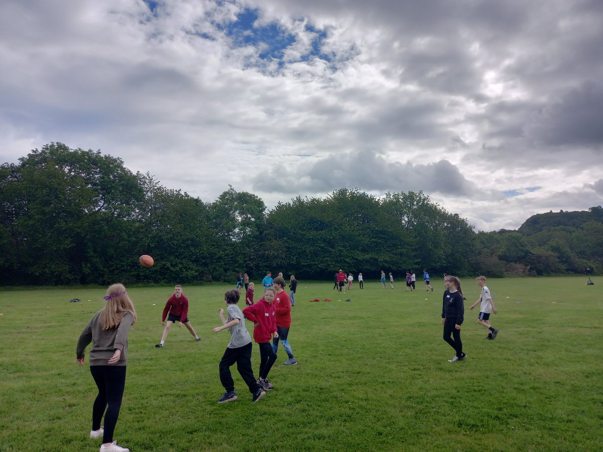 HCommunityRugby's tweet photo. A fantastic morning morning @Charleston_PE helping out at their P7 transition day! Great to see so many kids playing Rugby and excited to sign up for the School of Rugby #HereforHighland #HighlandWay https://t.co/5TCxy7Dqnm