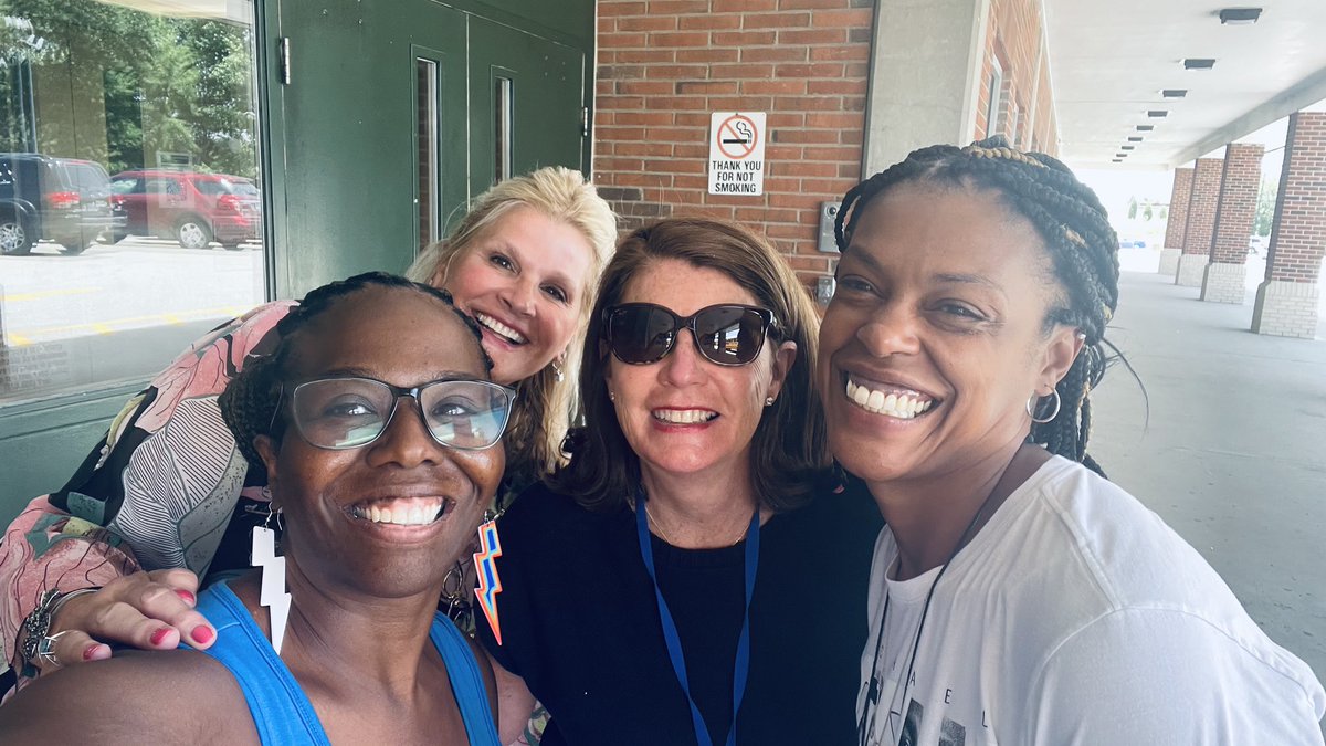 Stock_Dark999's tweet photo. Great first day at Gheens! #summerlearning #backpackleague @chrisburba @JCPSAsstSuptTL @TeachandLearnEA https://t.co/vafdDSb3i4