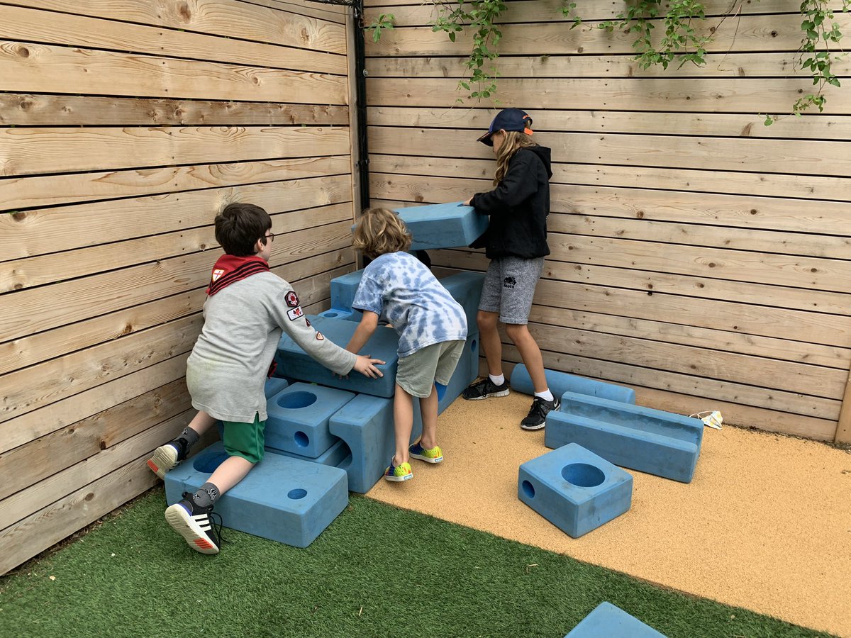 MrsLaschowski's tweet image. Our final Learning Buddies together! What a joy it has been to watch the Grade 5s and Grade 1s bond and build such a strong relationship #yorklearns @theyorkschool