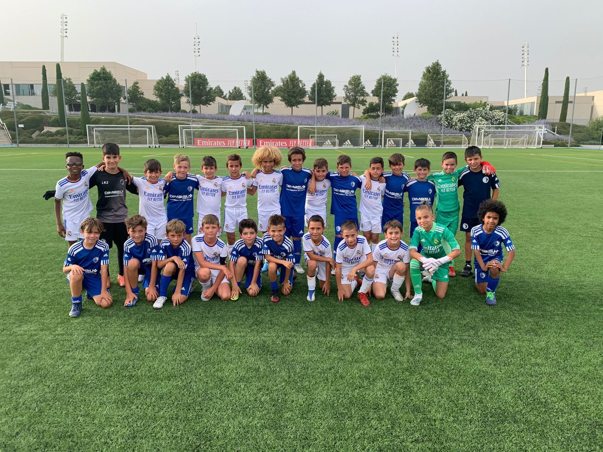 LasRozas_CF's tweet photo. CANTERA| Bonita experiencia la que ha vivido esta tarde nuestro #BenjaminB de Guille Laclaustra y @sergiosg94 jugando un amistoso 🆚 @lafabricacrm (Prebenjamín A) en Valdebebas.

Una muestra más del gran crecimiento que está teniendo la familia #CorazonAzul como club. https://t.co/0xph4TK19B