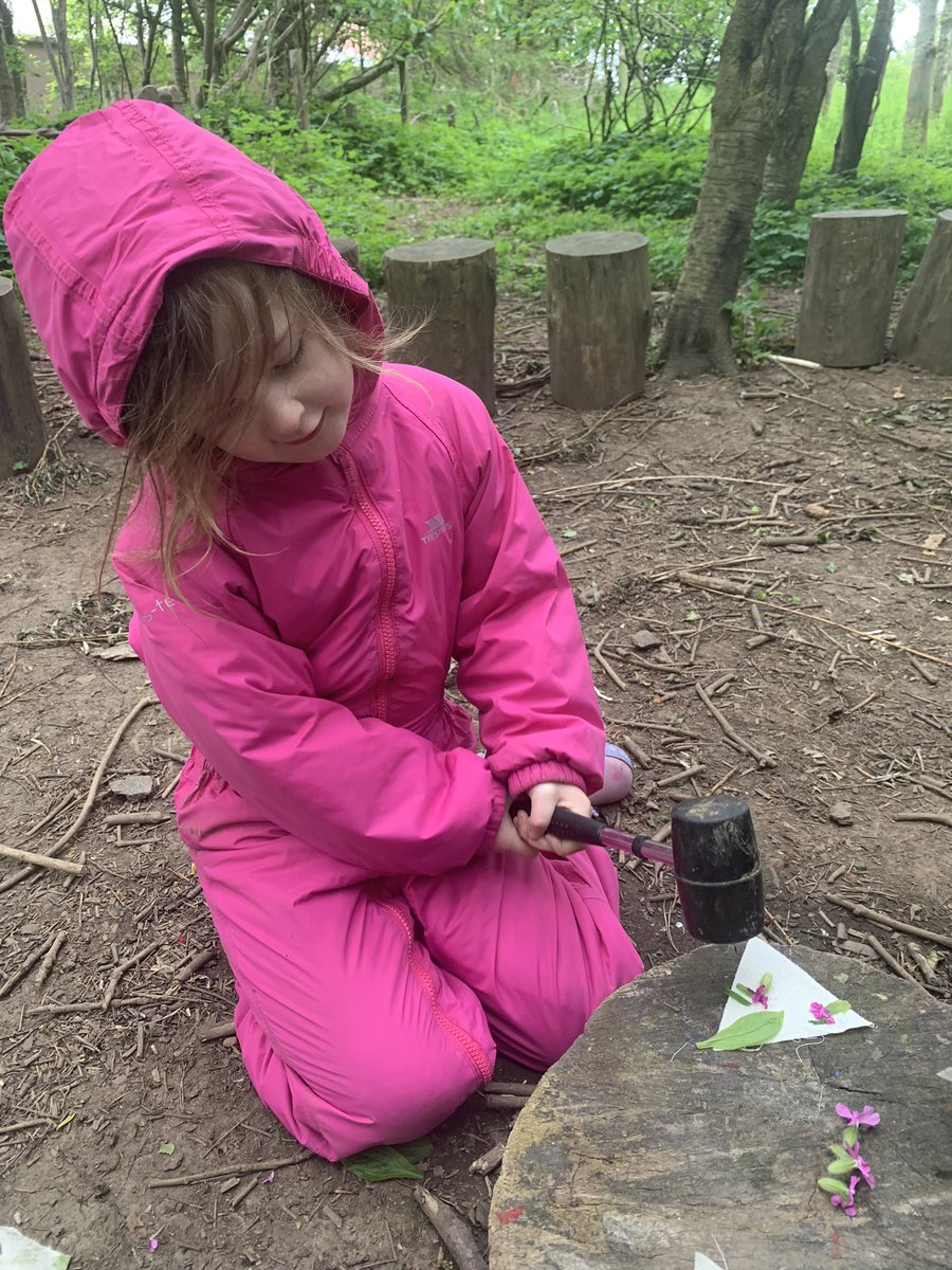 LeafyTrailsFS's tweet photo. Hapazome nature bunting @Bracoden15 #leafbashing #colourful #outdoorlearning #mallets #nature @30DaysWild #30DaysWild #wildflowers https://t.co/CjfvOME3mT