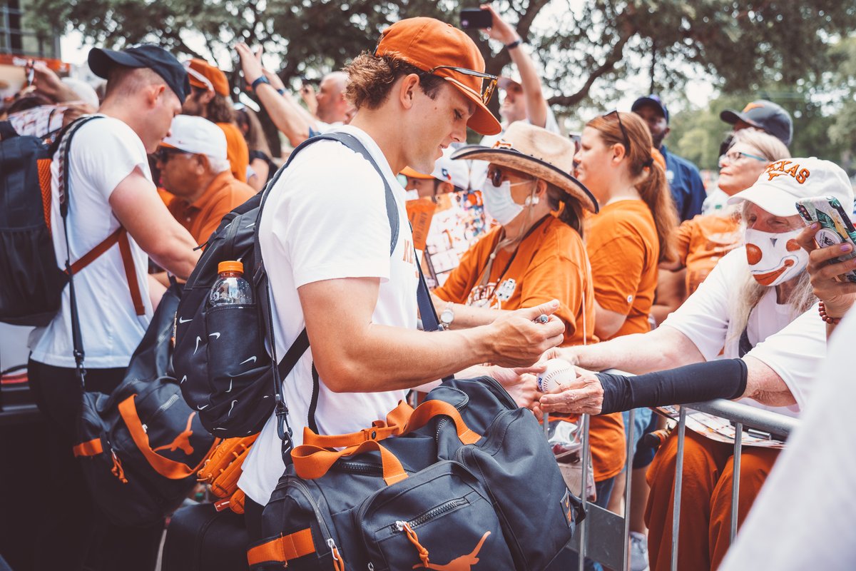 TexasLonghorns's tweet photo. Headed to Omaha 🤘

#HookEm https://t.co/Rl0n18IPwz