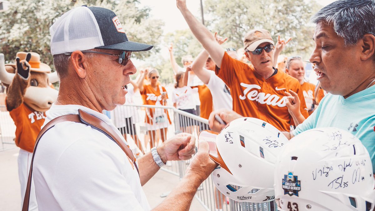 TexasLonghorns's tweet photo. Headed to Omaha 🤘

#HookEm https://t.co/Rl0n18IPwz