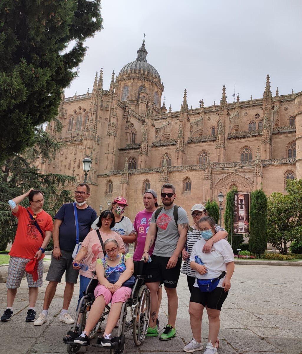 Seguimos disfrutando de nuestro viaje por tierras salmantinas. Anoche estuvimos viendo un espectáculo de bailes regionales de la zona y hoy, segundo día, hemos pasado la mañana en Salamanca y por la tarde hemos estado en la piscina.