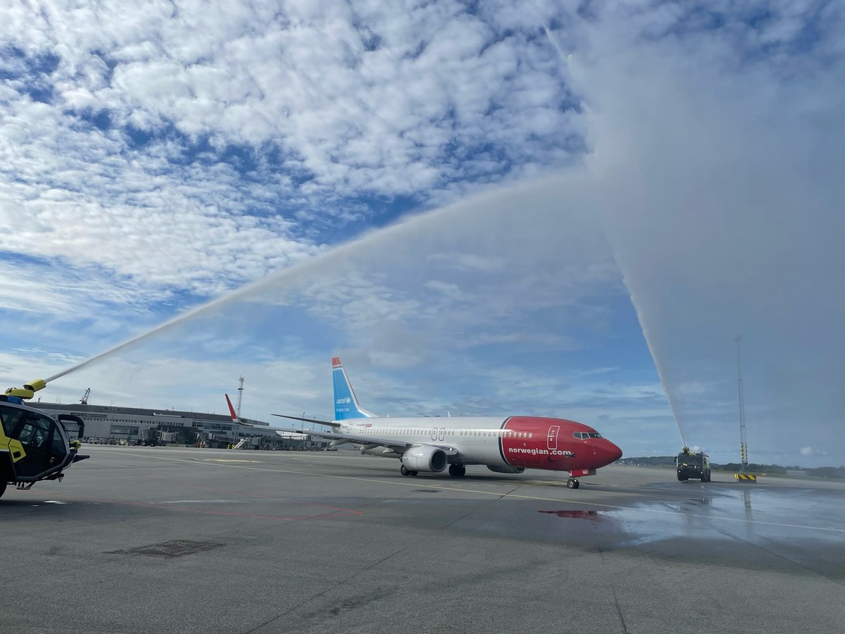 Today we celebrated the opening of our new route between Stavanger and Paris!🥳 During the summer we will offer two direct services between Stavanger and Paris ✈

#FlyNorwegian @avinor https://t.co/5KjwTEjrTW