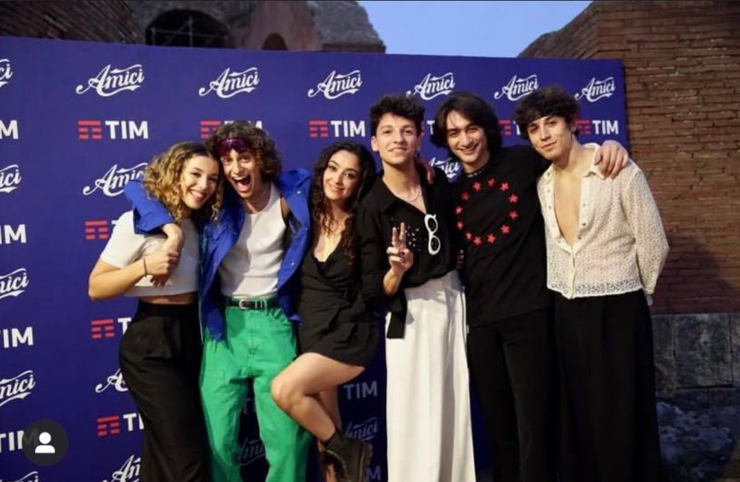 forxyo's tweet photo. SON VESTITI UN DIVERSO DALL'ALTRO MI SENTO MALE #amici21 #timofficial https://t.co/RSAKW4KG9m