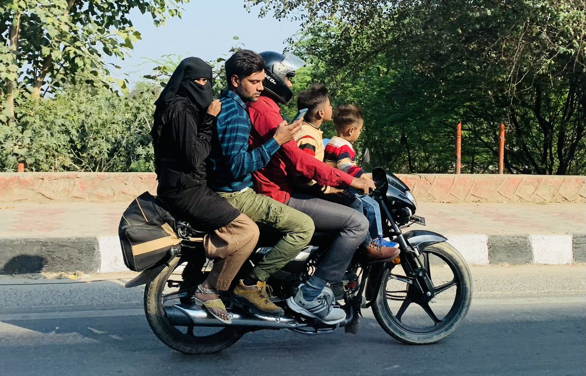 maneesh_a's tweet photo. When my wife Anjali, caught this interesting ride while we drove on Delhi roads. It happens only in india - 5 on bike, what a dare riding smoothly on Delhi roads  #India #indianroads #TrafficAlert #MeraBharatMahan #family #delhi #TrafficAdvisory #common  #GeneralAudience https://t.co/ah1lV2mXNZ