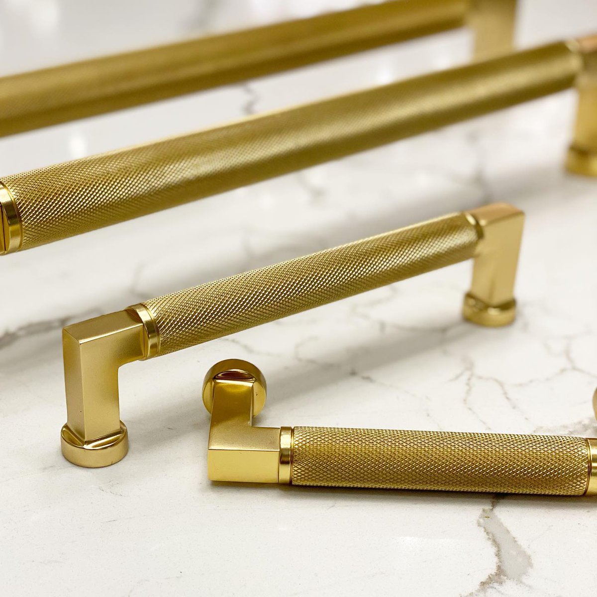 Diamond knurling details add a stunning finishing touch to these pulls from the Manor collection. ✨ #InteriorDesign #CustomHardware #LuxuryDecor

📸: Needham Decorative Hardware