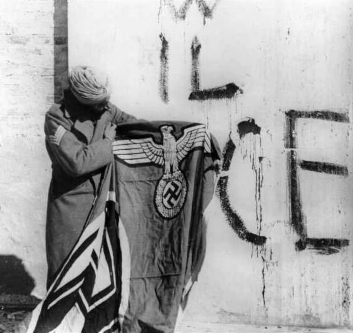 DigitalCodex0's tweet image. Sikh soldier showing a captured german flag after taking over Monte Cassino, Italy (1944)