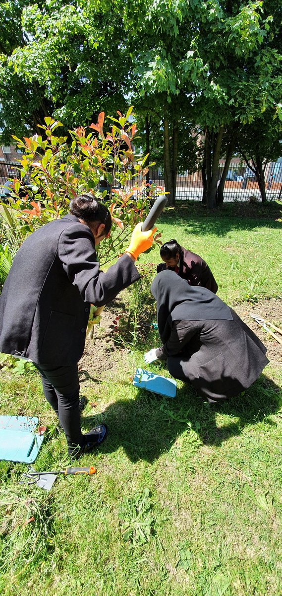 ncc_chaplain's tweet photo. "June brings tulips, lilies, roses,
Fills the children’s hand with posies. Hot July brings cooling showers, Apricots and gillyflowers."  #SaraColeridge. The summer sun brings dry spell and weeds. 6th Formers #enrichment gardening @NCCBrent Getting down to ground level. https://t.co/XupJaHdox1