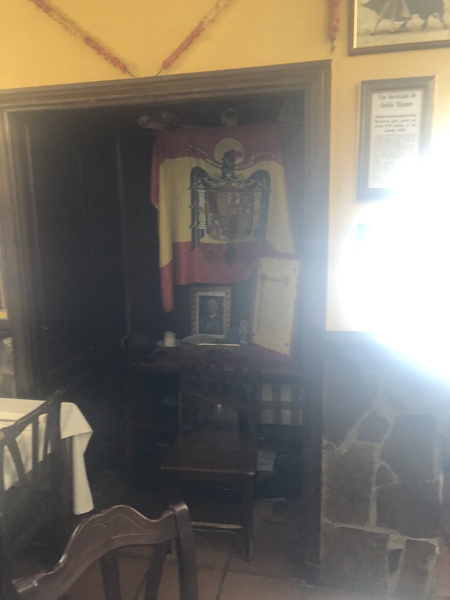 txapucabor's tweet photo. En España el Asador Joaquín, en Calzada de Valdunciel (Salamanca), puede tener un altar de un dictador genocida que no pasa nada.

Al sentarme a comer y verlo le dije que había cambiado de idea y me iba, él me dijo que las suyas no cambiaban

La apología del fascismo se ve normal https://t.co/Ps3I9lUaYR