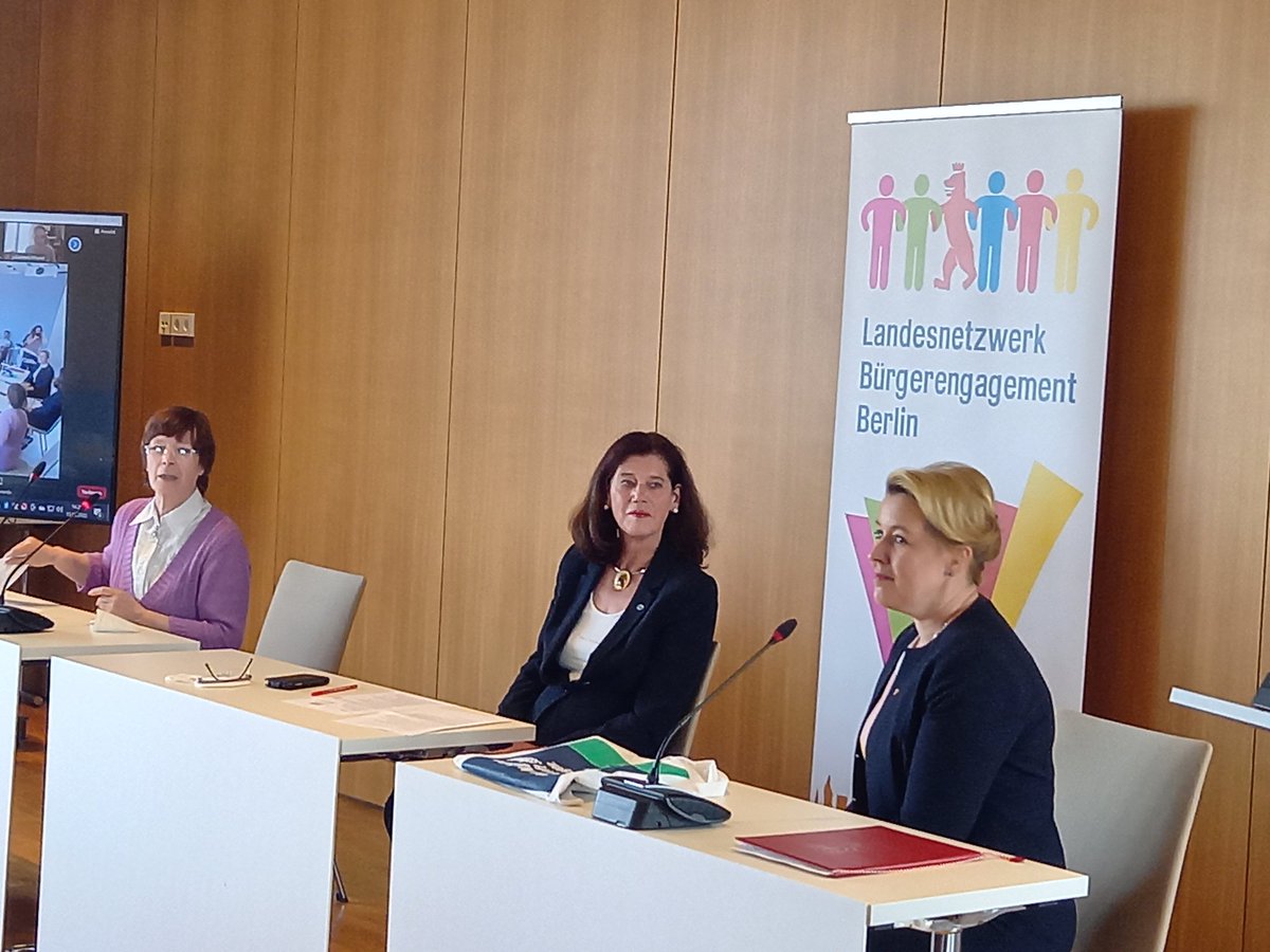 lsfb1's tweet photo. Mitgliederversammlung des Landesnetzwerks Bürgerengagement Berlin. RB Giffey spricht sich für ein "Engagement über alle Generationen hinweg" aus. Gelegenheit bietet die Berliner Freiwilligenbörse, die heute gestartet ist. #BFB030 @wolff_dunja @s_kahlefeld https://t.co/G6Nqy2HWfp