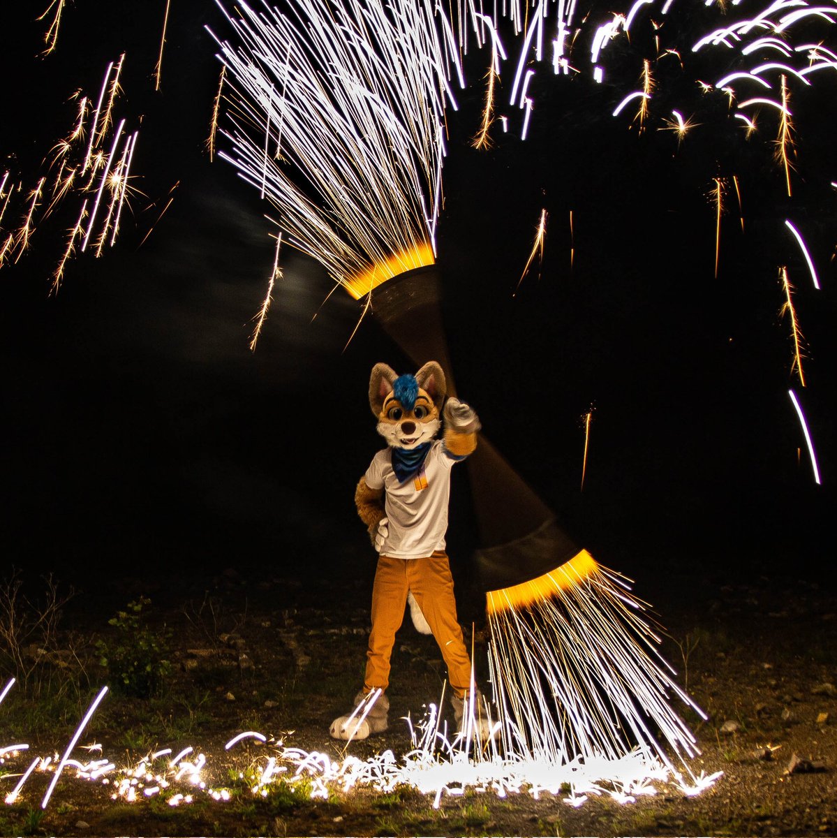 Whity_Inu's tweet photo. Did you know that this shiba-foxxo can throw sparks?✨ Now you do! Better stay at safe distance hehe :P

📸 @AtroxTheFox https://t.co/wR8MMXl2jm