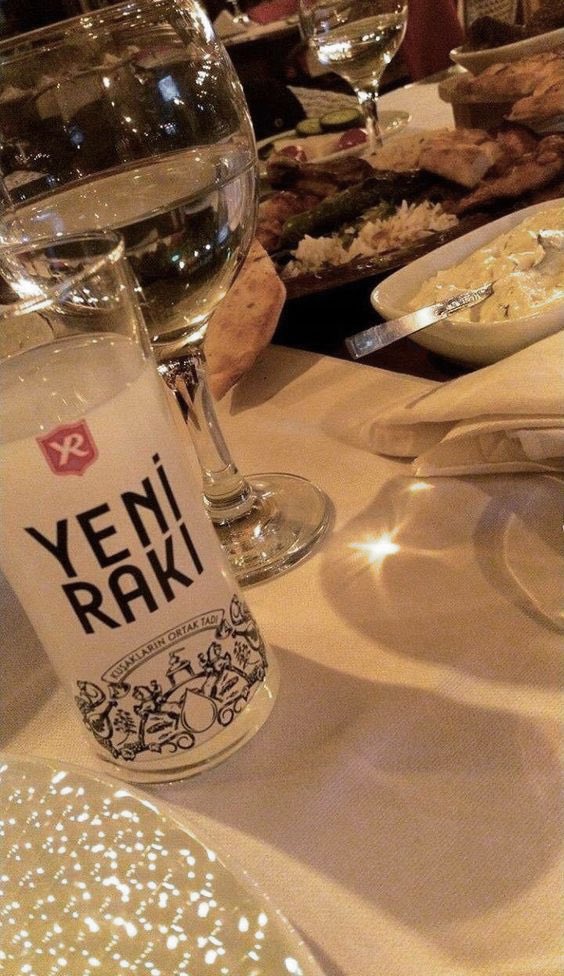 Bira içersen klozete,
Rakı içersen yıldızlara bakarsın❤️😘😘