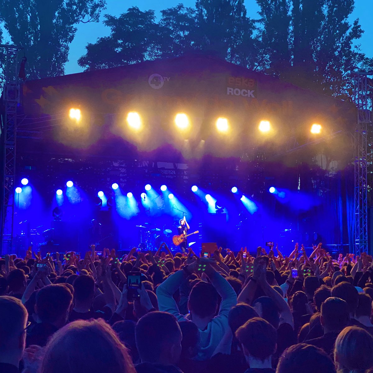 szychoslaw's tweet photo. Warszawa, Rise Against, Hero of War, teraz. Z dedykacją dla walczącej o swój dom Ukrainy 💙💛

#RiseAgainst #SlavaUkraini https://t.co/wKmc3zX3wF